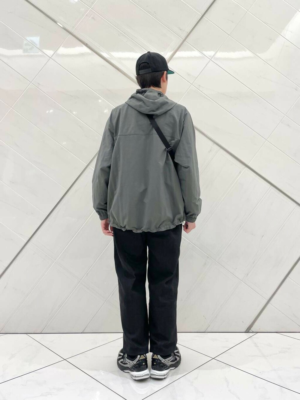 「デニムパンツ、Gramicci、LACOSTE、THENORTHFACE、doors、EKAL、newbalance、メンズファッション、ナイロンジャケット、機能性素材urtech、ここでしか手に入らない別注アイテム、シューズサイズ27cm～27.5cm、新作スニーカーコーデ」｜「EKALの8パネルベースボールキャップ（キャップ、ブラック系）」を使った、山﨑 亮太さん（メンズ・172cm）の春コーディネートの4枚目の写真