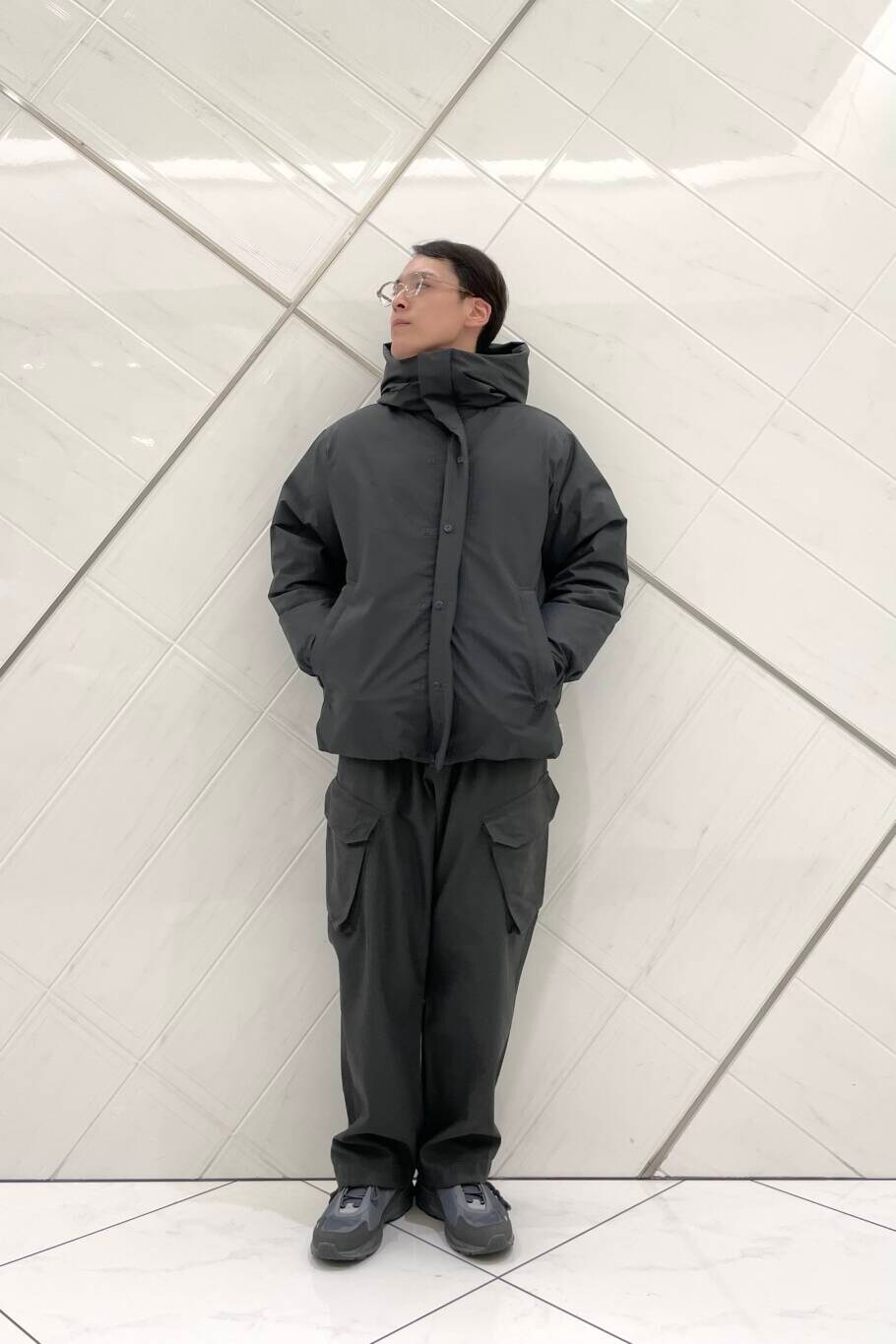 グレー系のその他パンツ、グレー系のスニーカー、グレー系のダウンジャケット/コートを着用したメンズの冬コーディネートの4枚目の写真