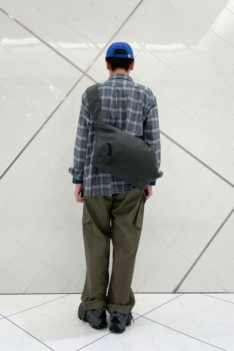 グレー系のショルダーバッグ、グリーン系のその他パンツ、ブルー系のTシャツ/カットソーを着用したメンズの夏コーディネートの3枚目の写真