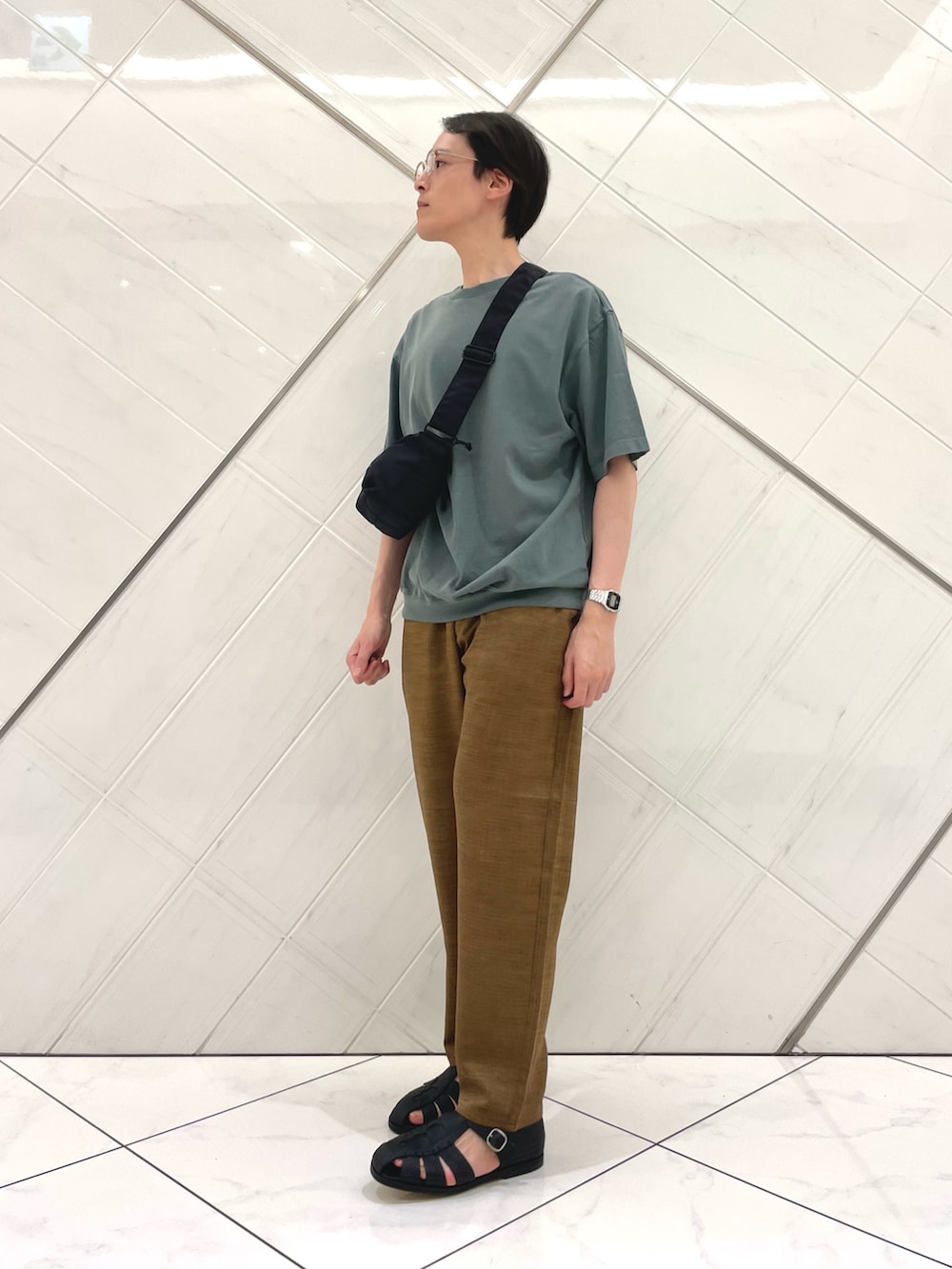 グリーン系のTシャツ/カットソー、ブラック系のショルダーバッグ、ブラウン系のその他パンツを着用したメンズの夏コーディネートの2枚目の写真