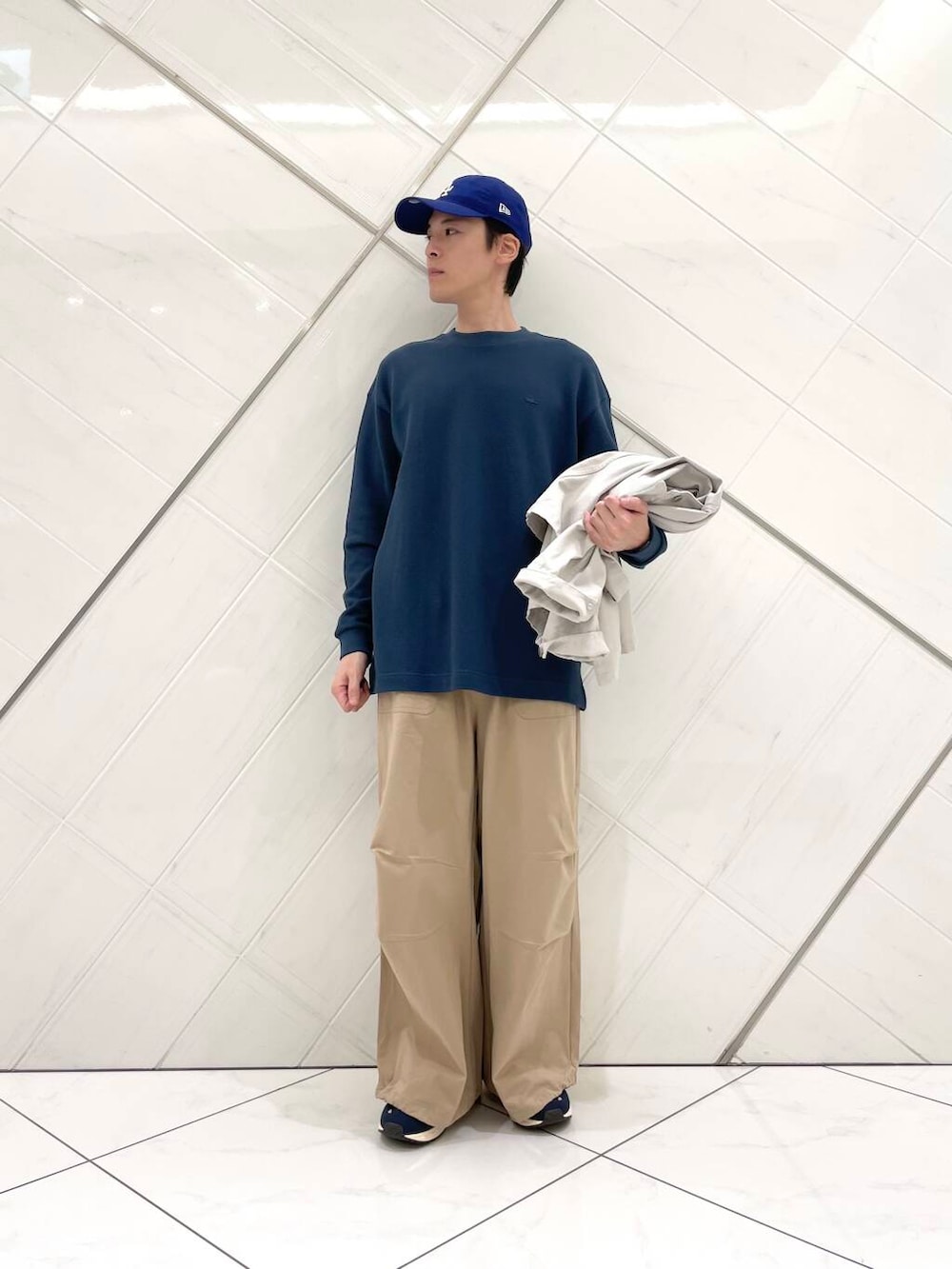 「スニーカー、カバーオール、senseofplace、春アウター、LACOSTE、doors、moonSTAR、810s、ここでしか手に入らない別注アイテム、シューズサイズ27cm～27.5cm、新作スニーカーコーデ」｜「MoonStarの『別注』MOONSTAR×DOORS　STUDEN（スニーカー、ブルー系）」を使った、山﨑 亮太さん（メンズ・172cm）の冬コーディネートの7枚目の写真