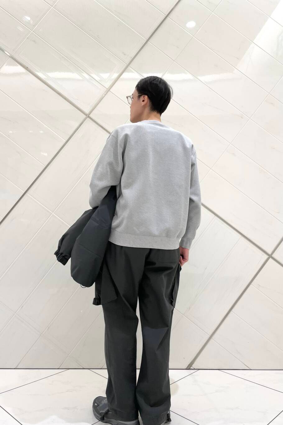 グレー系のその他パンツ、グレー系のスニーカー、グレー系のダウンジャケット/コートを着用したメンズの冬コーディネートの7枚目の写真