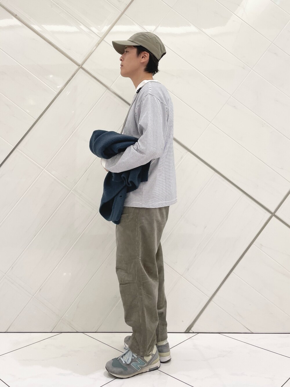 ブラウン系のその他パンツ、ブルー系のカーディガン/ボレロ、ホワイト系のTシャツ/カットソーを着用したメンズの秋コーディネートの5枚目の写真