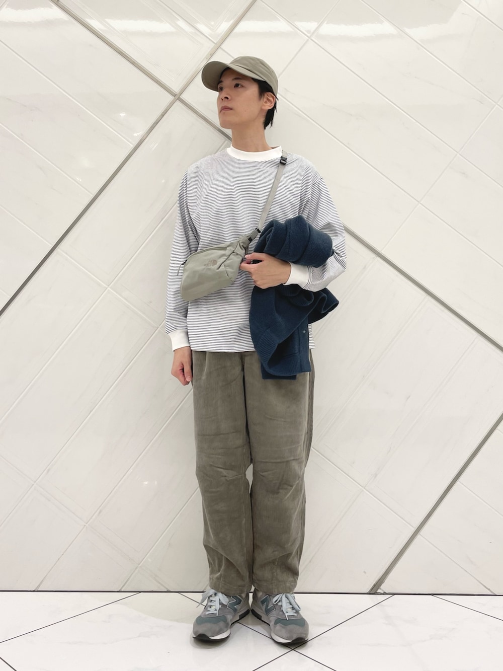 ブラウン系のその他パンツ、ブルー系のカーディガン/ボレロ、ホワイト系のTシャツ/カットソーを着用したメンズの秋コーディネートの4枚目の写真