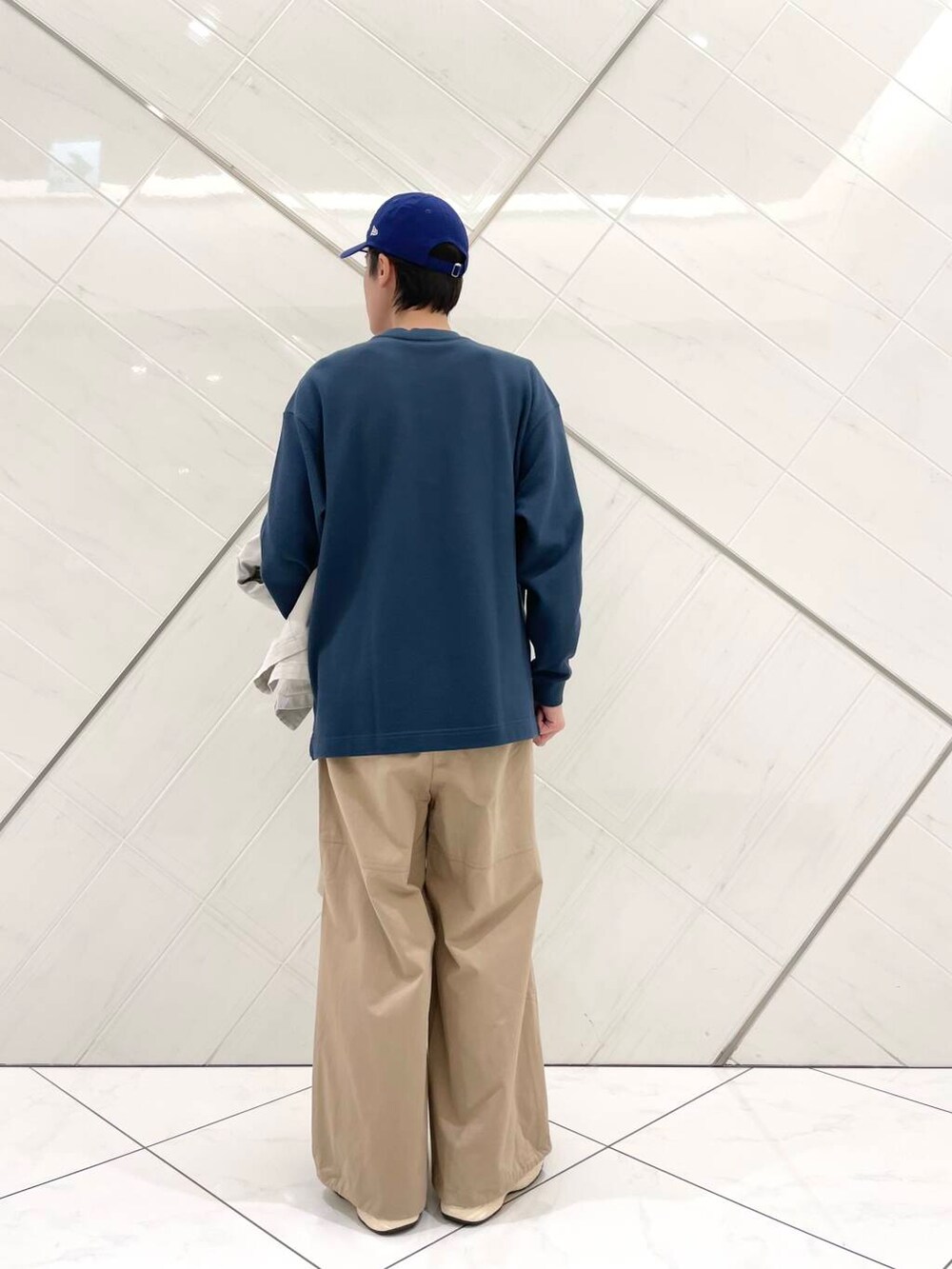 「スニーカー、カバーオール、senseofplace、春アウター、LACOSTE、doors、moonSTAR、810s、ここでしか手に入らない別注アイテム、シューズサイズ27cm～27.5cm、新作スニーカーコーデ」｜「MoonStarの『別注』MOONSTAR×DOORS　STUDEN（スニーカー、ブルー系）」を使った、山﨑 亮太さん（メンズ・172cm）の冬コーディネートの9枚目の写真