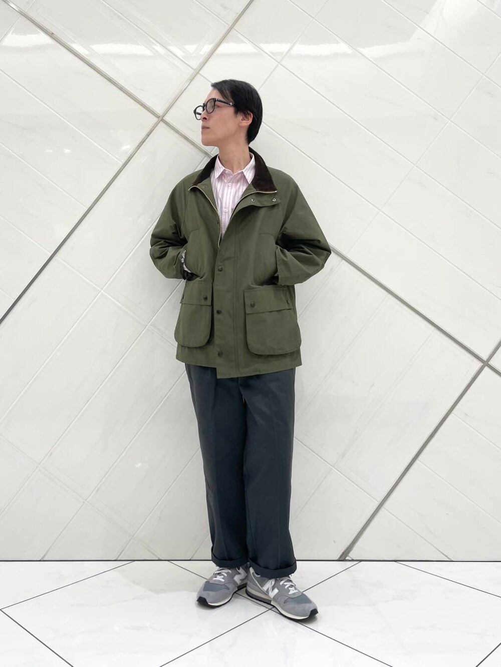 グレー系のその他パンツ、ピンク系のシャツ/ブラウス、グリーン系のその他アウターを着用したメンズの冬コーディネートの3枚目の写真