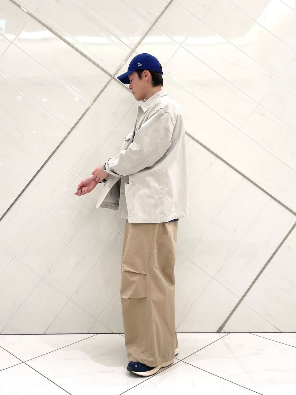 「スニーカー、カバーオール、senseofplace、春アウター、LACOSTE、doors、moonSTAR、810s、ここでしか手に入らない別注アイテム、シューズサイズ27cm～27.5cm、新作スニーカーコーデ」｜「MoonStarの『別注』MOONSTAR×DOORS　STUDEN（スニーカー、ブルー系）」を使った、山﨑 亮太さん（メンズ・172cm）の冬コーディネートの3枚目の写真