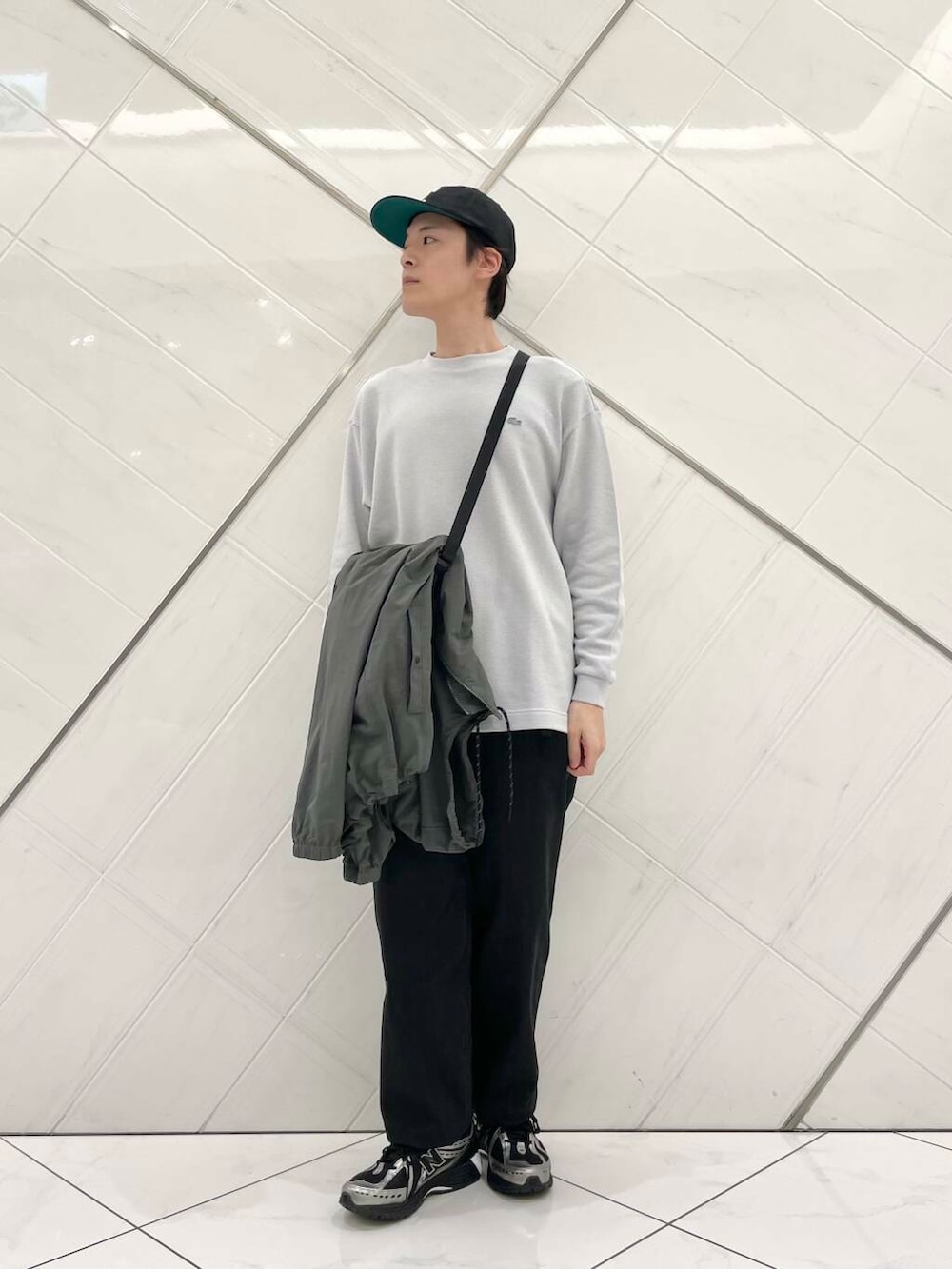 「デニムパンツ、Gramicci、LACOSTE、THENORTHFACE、doors、EKAL、newbalance、メンズファッション、ナイロンジャケット、機能性素材urtech、ここでしか手に入らない別注アイテム、シューズサイズ27cm～27.5cm、新作スニーカーコーデ」｜「EKALの8パネルベースボールキャップ（キャップ、ブラック系）」を使った、山﨑 亮太さん（メンズ・172cm）の春コーディネートの7枚目の写真