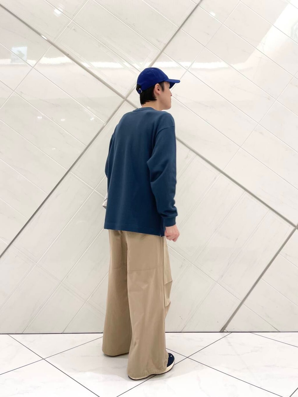 「スニーカー、カバーオール、senseofplace、春アウター、LACOSTE、doors、moonSTAR、810s、ここでしか手に入らない別注アイテム、シューズサイズ27cm～27.5cm、新作スニーカーコーデ」｜「MoonStarの『別注』MOONSTAR×DOORS　STUDEN（スニーカー、ブルー系）」を使った、山﨑 亮太さん（メンズ・172cm）の冬コーディネートの8枚目の写真
