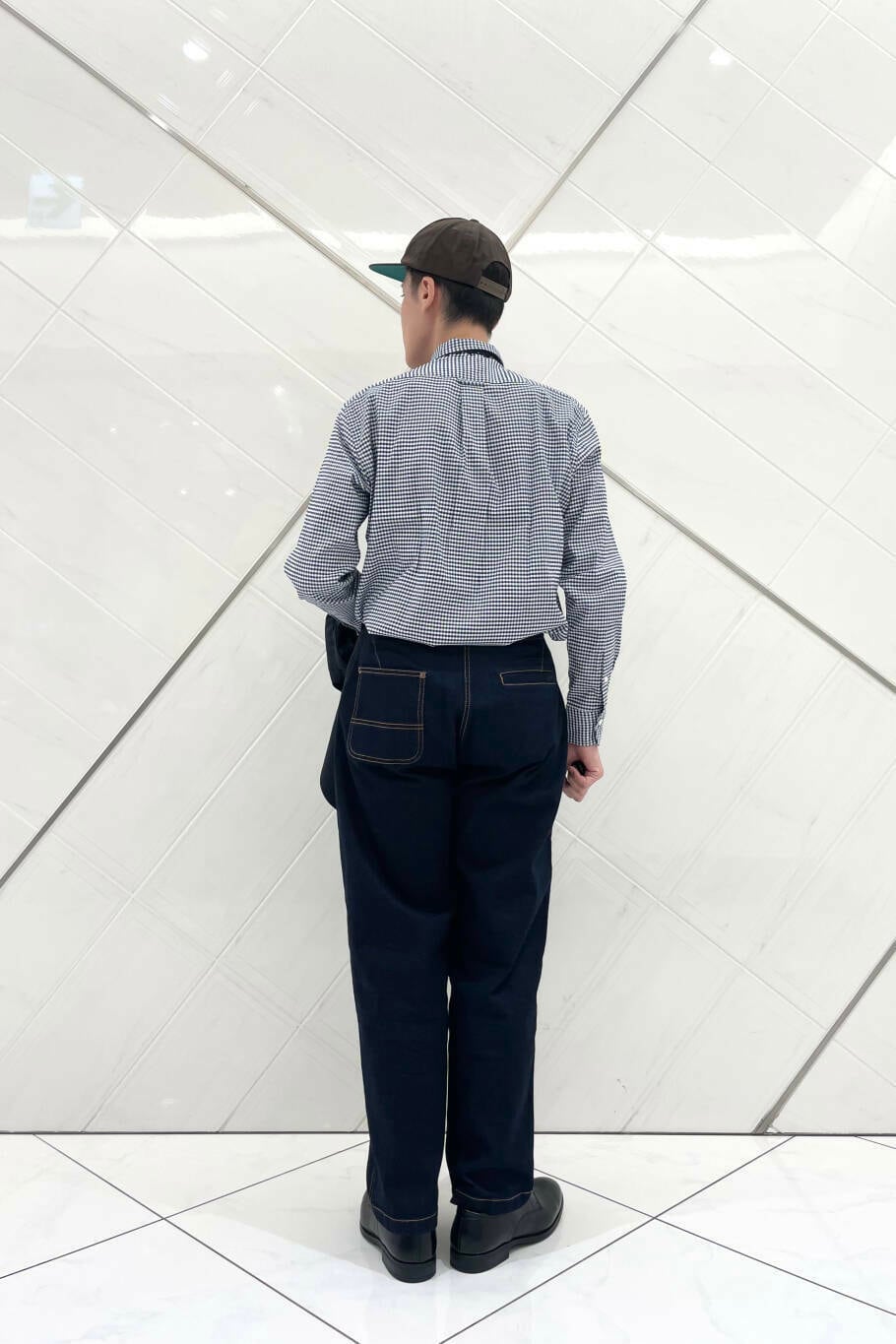 その他のシャツ/ブラウス、ブルー系のデニムパンツ、ブラック系のドレスシューズを着用したメンズの夏コーディネートの5枚目の写真
