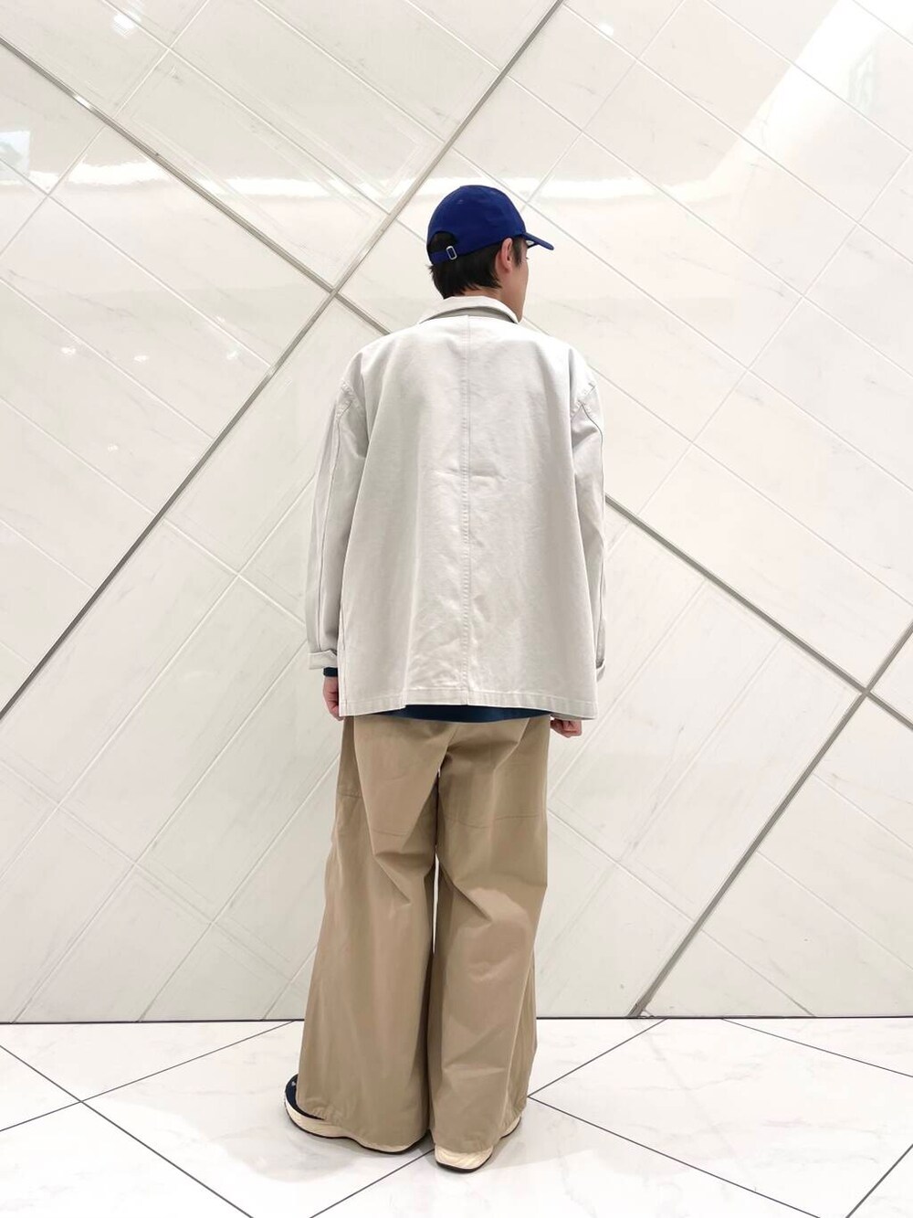 「スニーカー、カバーオール、senseofplace、春アウター、LACOSTE、doors、moonSTAR、810s、ここでしか手に入らない別注アイテム、シューズサイズ27cm～27.5cm、新作スニーカーコーデ」｜「MoonStarの『別注』MOONSTAR×DOORS　STUDEN（スニーカー、ブルー系）」を使った、山﨑 亮太さん（メンズ・172cm）の冬コーディネートの4枚目の写真