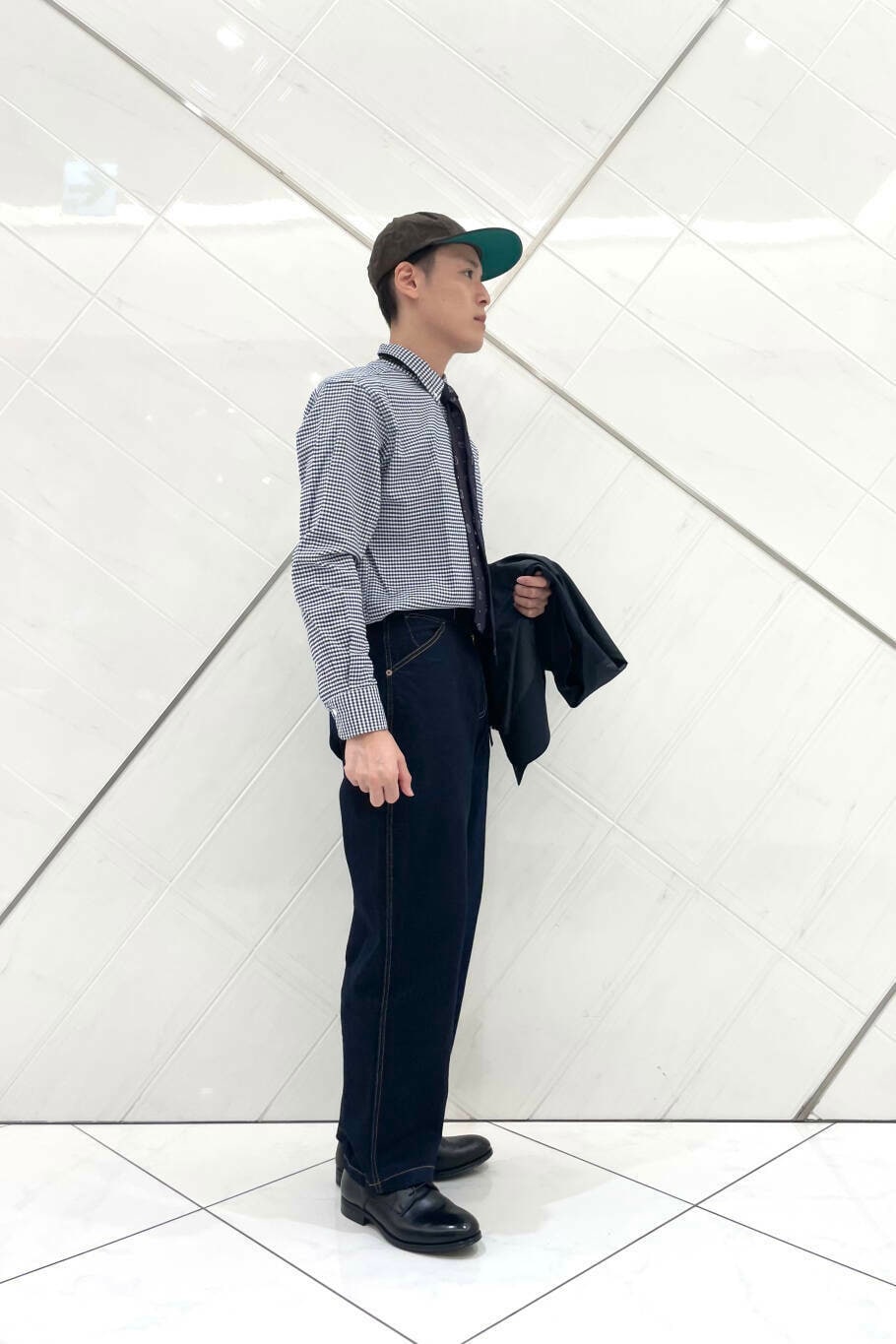 その他のシャツ/ブラウス、ブルー系のデニムパンツ、ブラック系のドレスシューズを着用したメンズの夏コーディネートの6枚目の写真