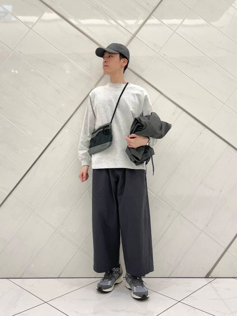 グレー系のその他パンツ、グレー系のTシャツ/カットソー、グレー系のシャツ/ブラウスを着用したメンズの春コーディネートの6枚目の写真