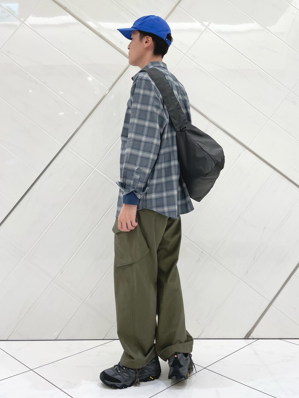 グレー系のシャツ/ブラウス、グレー系のショルダーバッグ、ブルー系のTシャツ/カットソーを着用したメンズの夏コーディネートの2枚目の写真