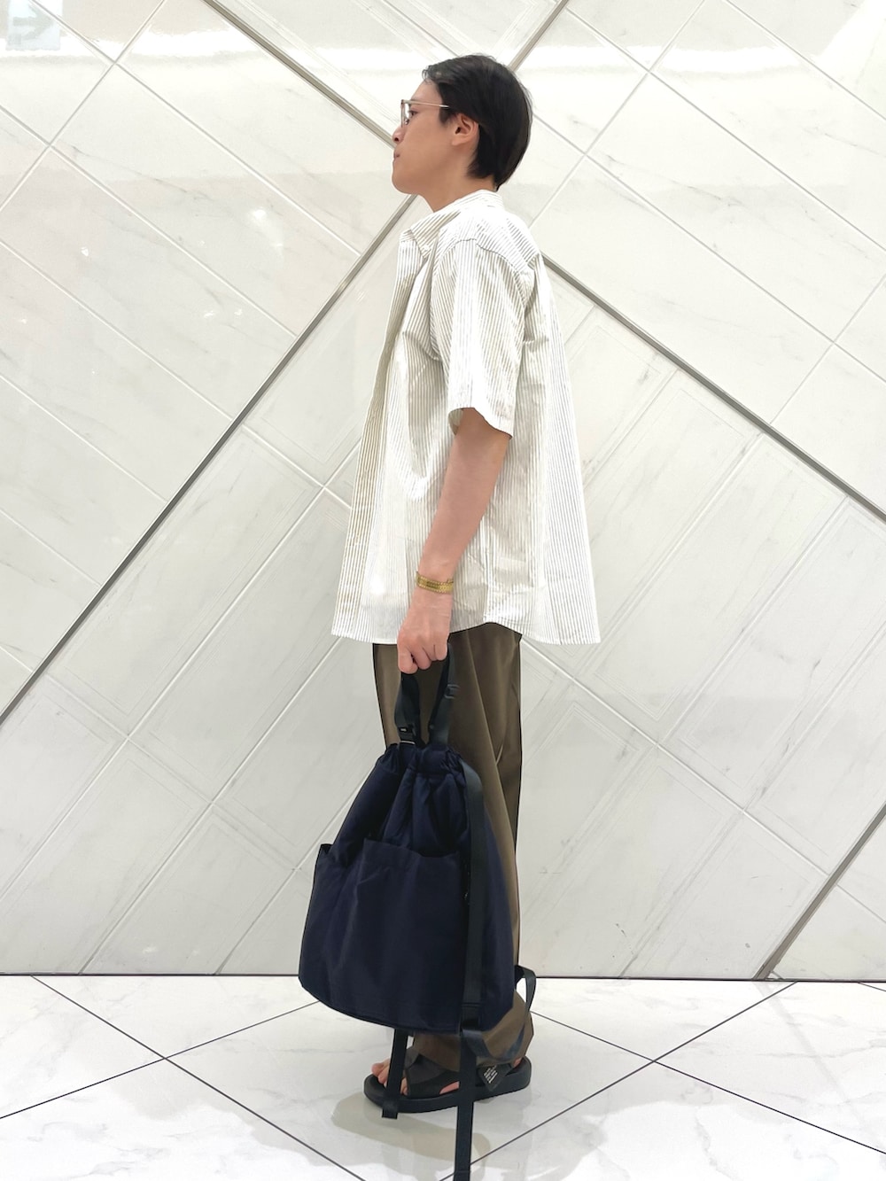 グレー系のサンダル、ホワイト系のTシャツ/カットソー、ブラウン系のその他パンツを着用したメンズの夏コーディネートの2枚目の写真