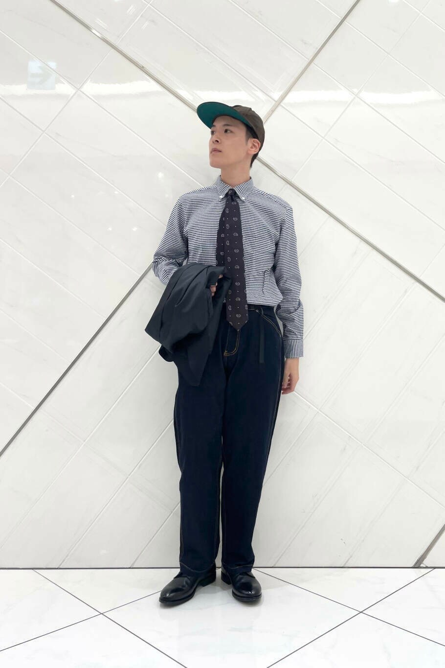 その他のシャツ/ブラウス、ブルー系のデニムパンツ、ブラック系のドレスシューズを着用したメンズの夏コーディネートの4枚目の写真