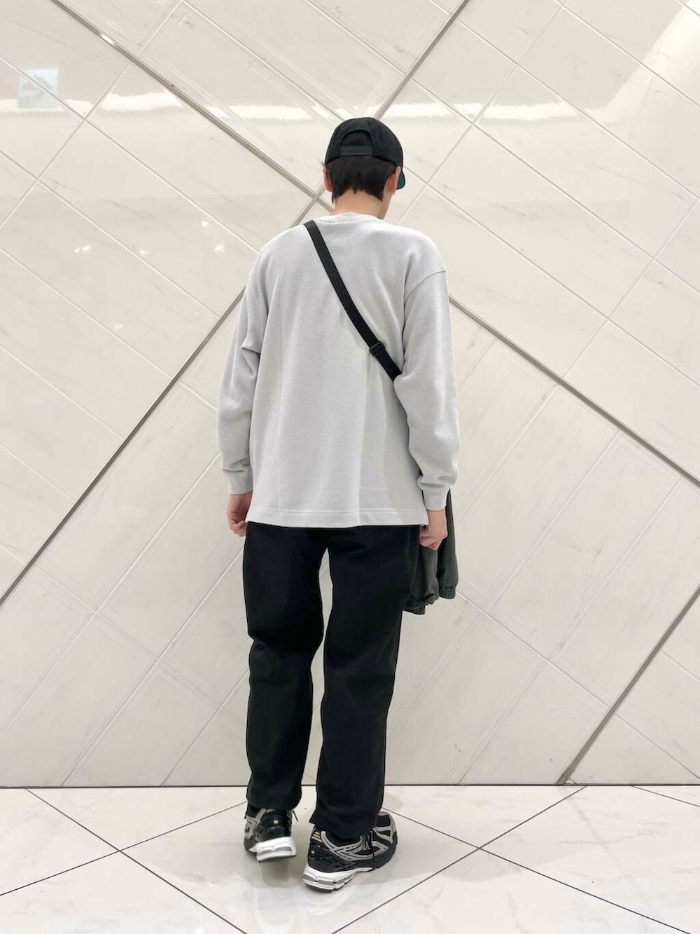 「デニムパンツ、Gramicci、LACOSTE、THENORTHFACE、doors、EKAL、newbalance、メンズファッション、ナイロンジャケット、機能性素材urtech、ここでしか手に入らない別注アイテム、シューズサイズ27cm～27.5cm、新作スニーカーコーデ」｜「EKALの8パネルベースボールキャップ（キャップ、ブラック系）」を使った、山﨑 亮太さん（メンズ・172cm）の春コーディネートの9枚目の写真