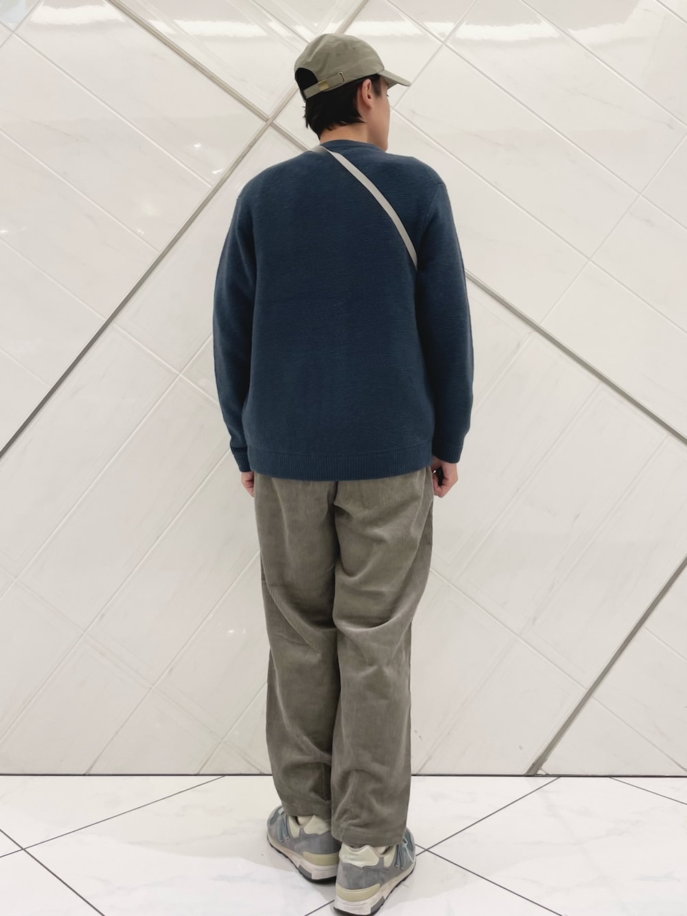 ブラウン系のその他パンツ、ブルー系のカーディガン/ボレロ、ホワイト系のTシャツ/カットソーを着用したメンズの秋コーディネートの3枚目の写真