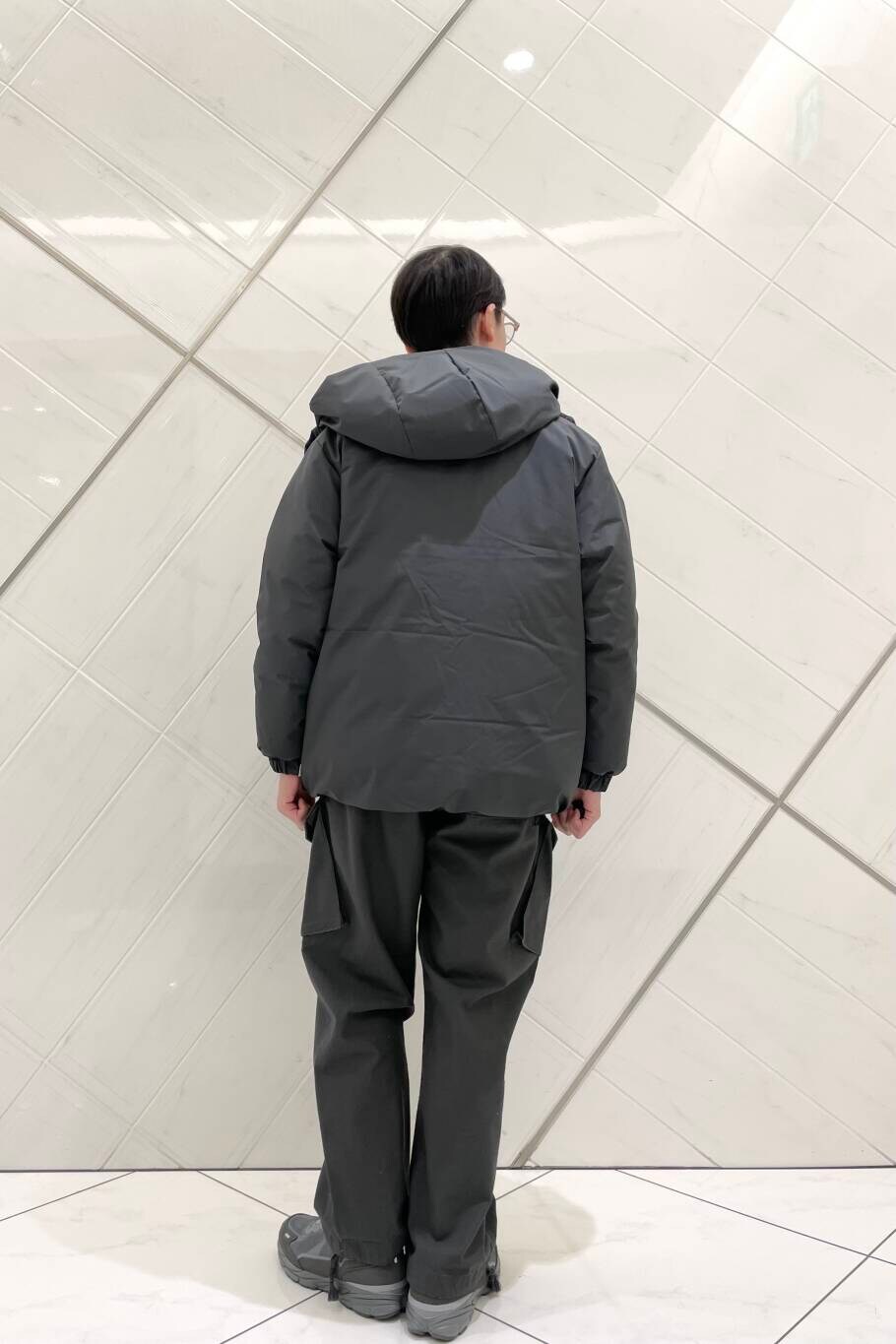 グレー系のその他パンツ、グレー系のスニーカー、グレー系のダウンジャケット/コートを着用したメンズの冬コーディネートの3枚目の写真