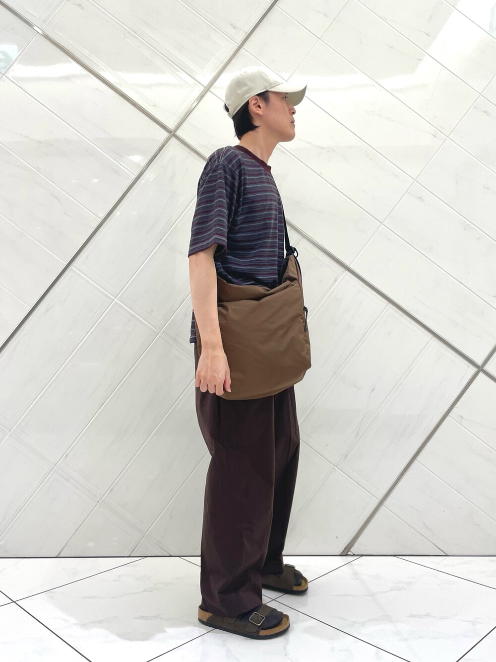 ブラック系のTシャツ/カットソー、ブラウン系のショルダーバッグ、ブラウン系のその他パンツを着用したメンズの夏コーディネートの2枚目の写真
