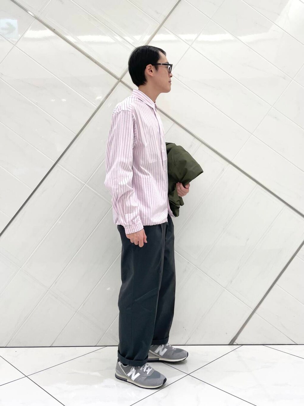 グレー系のその他パンツ、ピンク系のシャツ/ブラウス、グリーン系のその他アウターを着用したメンズの冬コーディネートの6枚目の写真