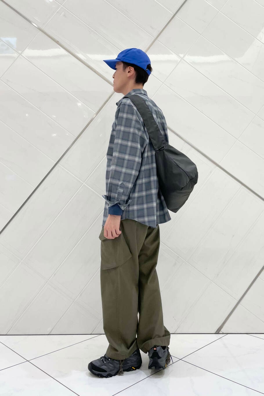 グレー系のショルダーバッグ、グリーン系のその他パンツ、ブルー系のTシャツ/カットソーを着用したメンズの夏コーディネートの2枚目の写真