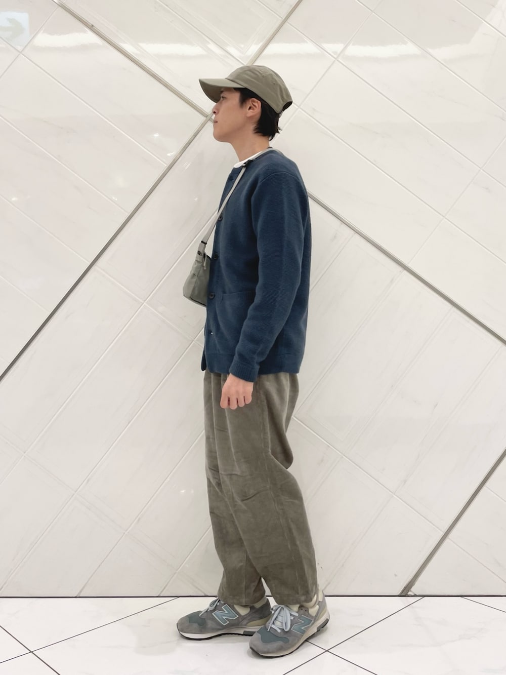 ブラウン系のその他パンツ、ブルー系のカーディガン/ボレロ、ホワイト系のTシャツ/カットソーを着用したメンズの秋コーディネートの2枚目の写真