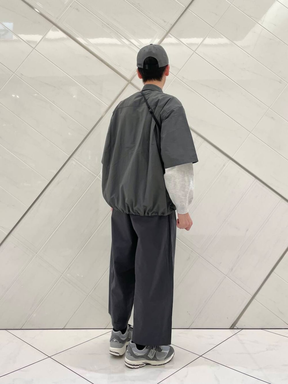 グレー系のその他パンツ、グレー系のTシャツ/カットソー、グレー系のシャツ/ブラウスを着用したメンズの春コーディネートの3枚目の写真