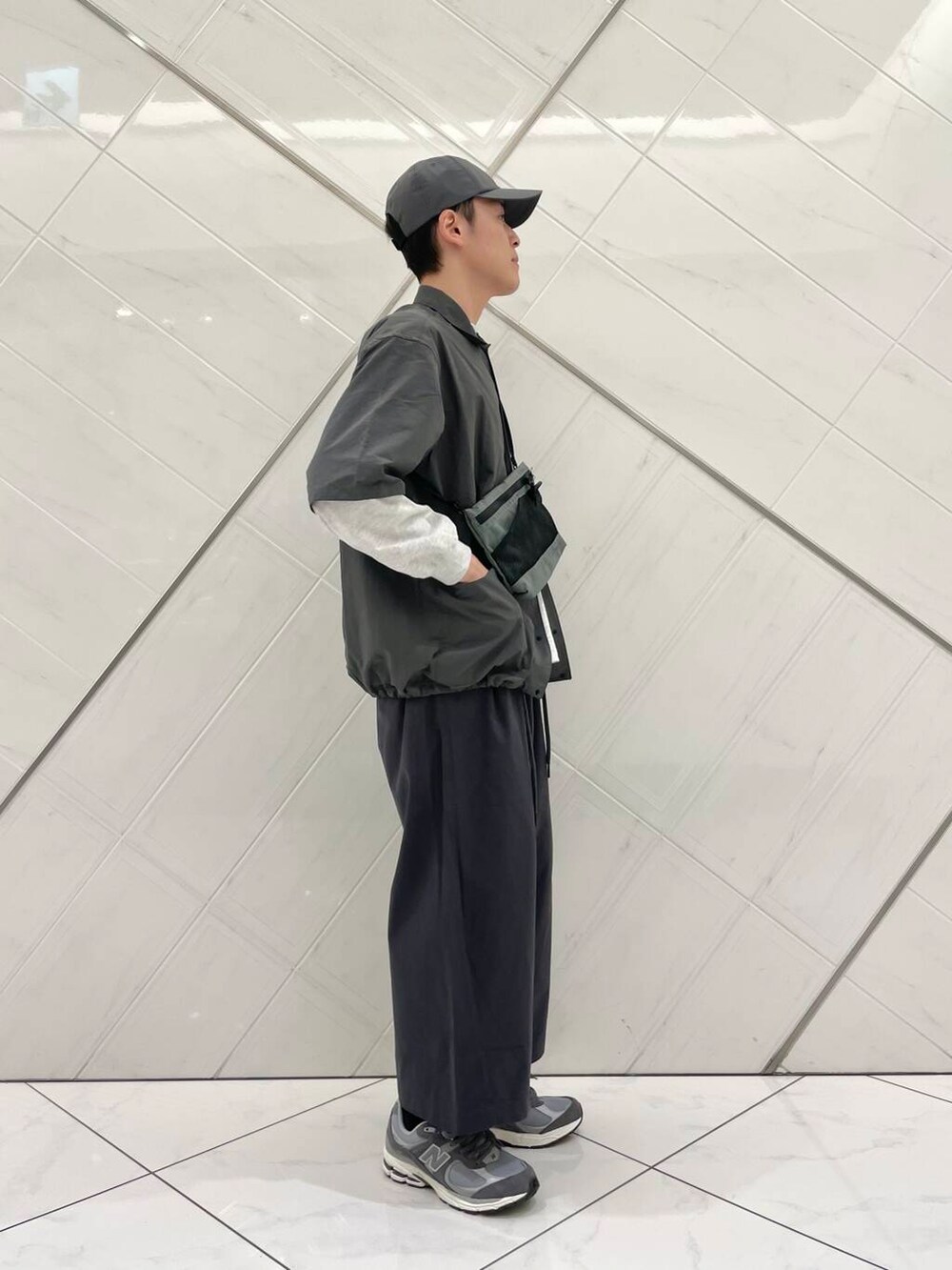 グレー系のその他パンツ、グレー系のTシャツ/カットソー、グレー系のシャツ/ブラウスを着用したメンズの春コーディネートの5枚目の写真