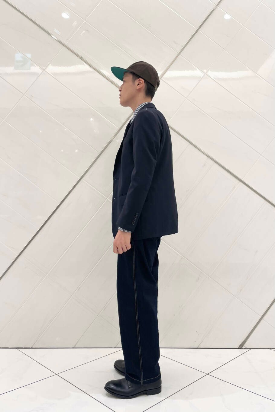 その他のシャツ/ブラウス、ブルー系のデニムパンツ、ブラック系のドレスシューズを着用したメンズの夏コーディネートの2枚目の写真
