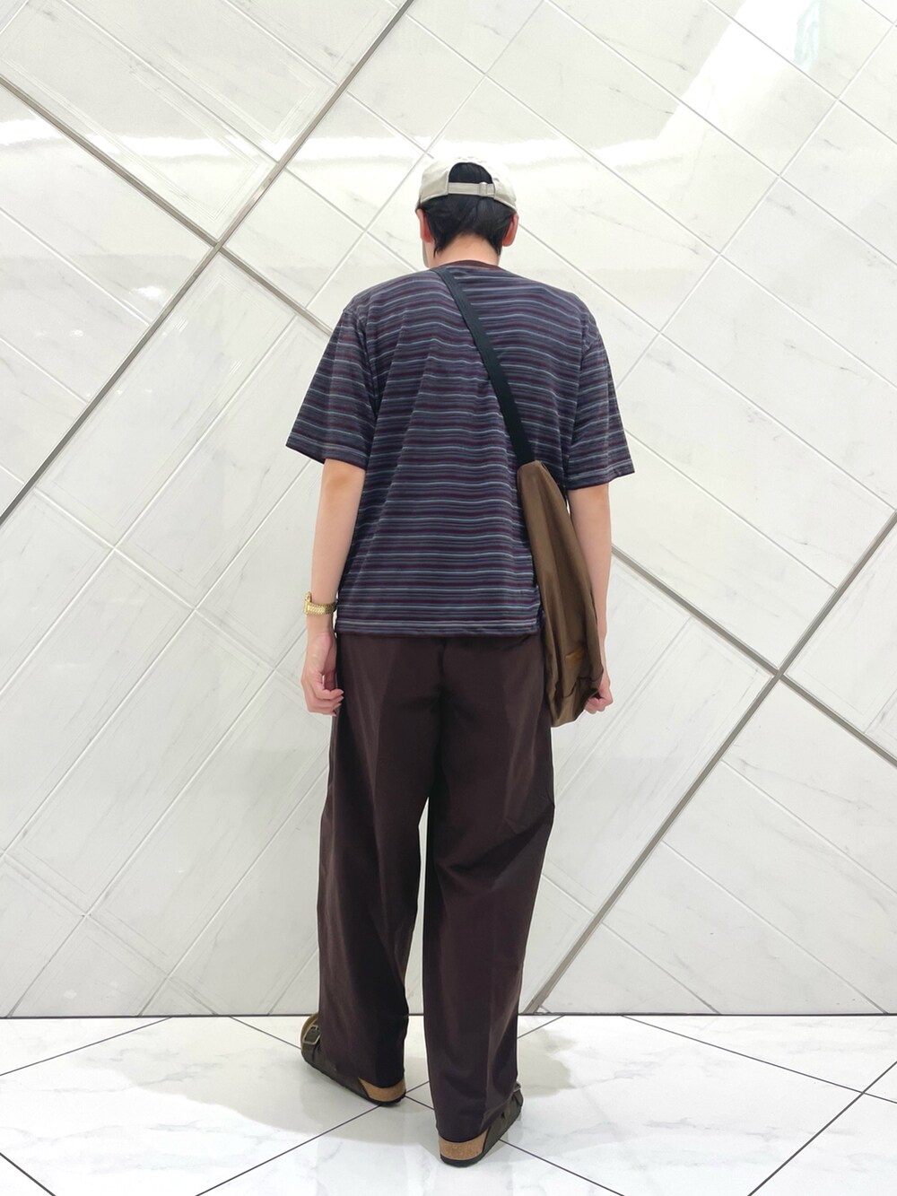 ブラック系のTシャツ/カットソー、ブラウン系のショルダーバッグ、ブラウン系のその他パンツを着用したメンズの夏コーディネートの3枚目の写真