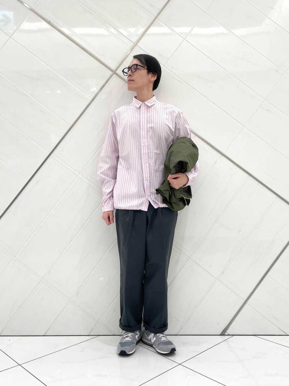 グレー系のその他パンツ、ピンク系のシャツ/ブラウス、グリーン系のその他アウターを着用したメンズの冬コーディネートの5枚目の写真