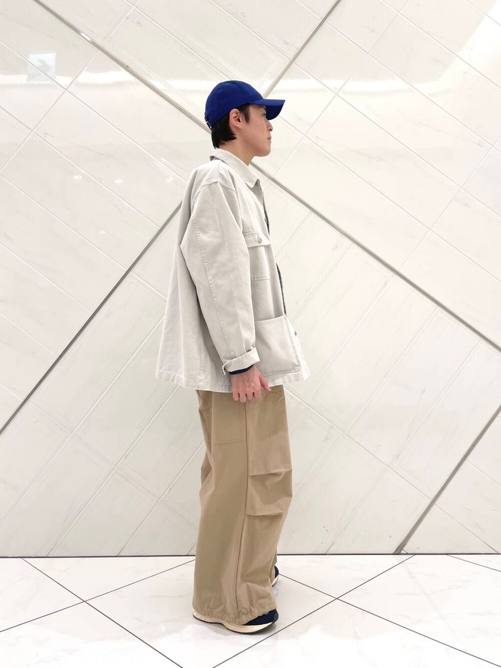 「スニーカー、カバーオール、senseofplace、春アウター、LACOSTE、doors、moonSTAR、810s、ここでしか手に入らない別注アイテム、シューズサイズ27cm～27.5cm、新作スニーカーコーデ」｜「MoonStarの『別注』MOONSTAR×DOORS　STUDEN（スニーカー、ブルー系）」を使った、山﨑 亮太さん（メンズ・172cm）の冬コーディネートの5枚目の写真