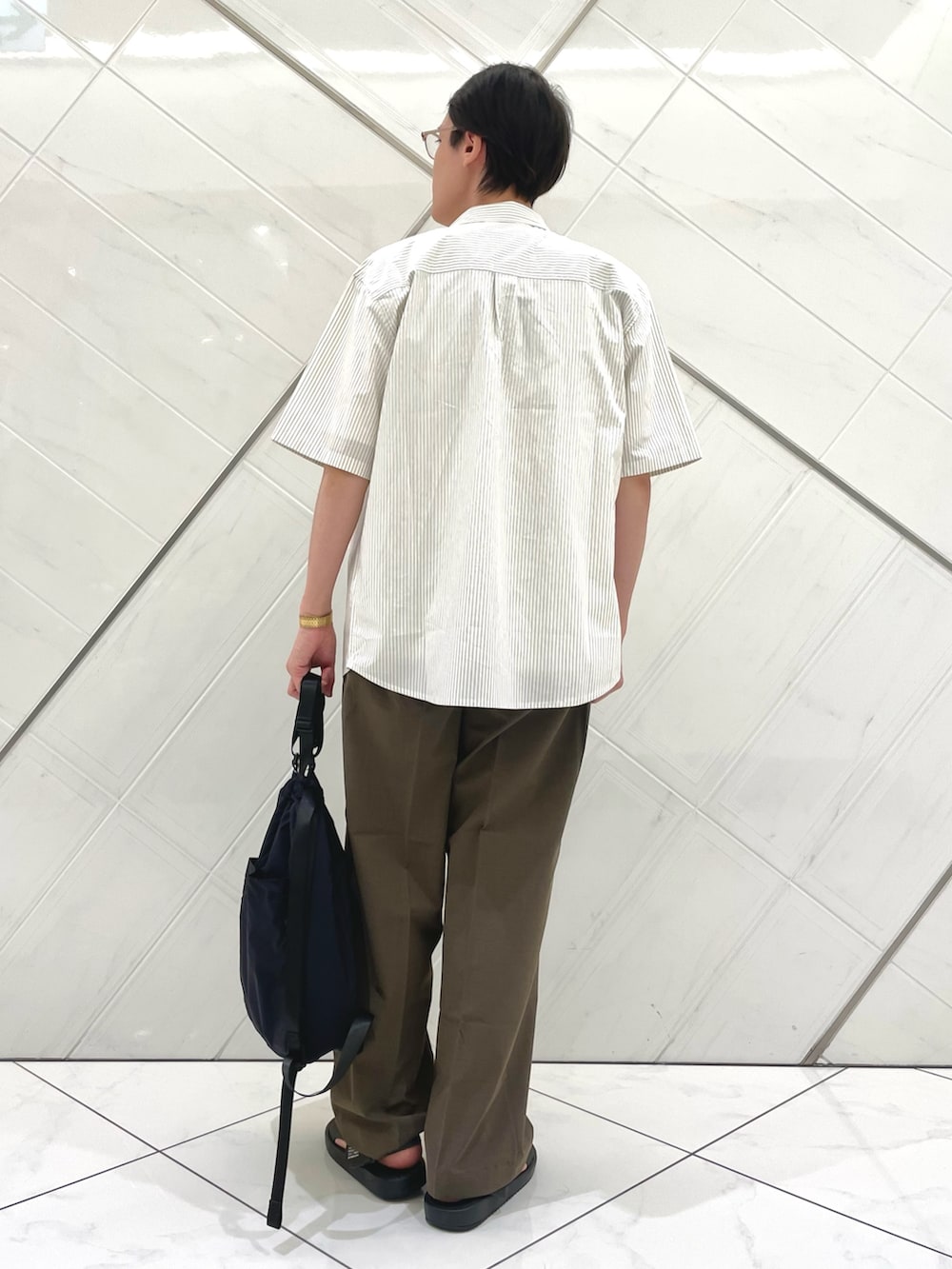 グレー系のサンダル、ホワイト系のTシャツ/カットソー、ブラウン系のその他パンツを着用したメンズの夏コーディネートの3枚目の写真