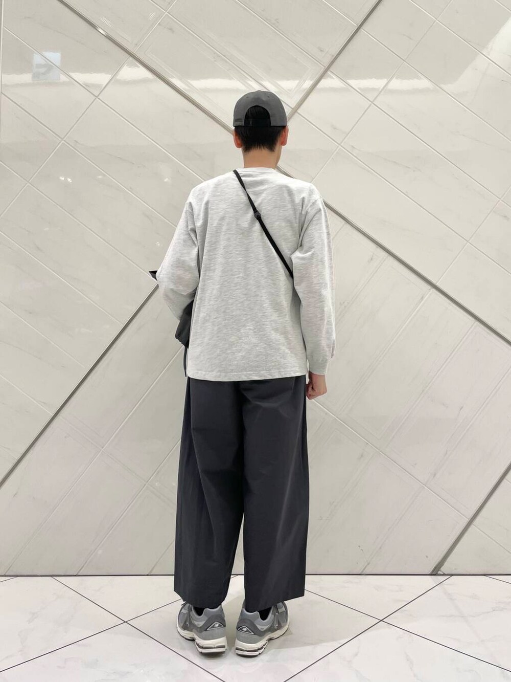 グレー系のその他パンツ、グレー系のTシャツ/カットソー、グレー系のシャツ/ブラウスを着用したメンズの春コーディネートの7枚目の写真