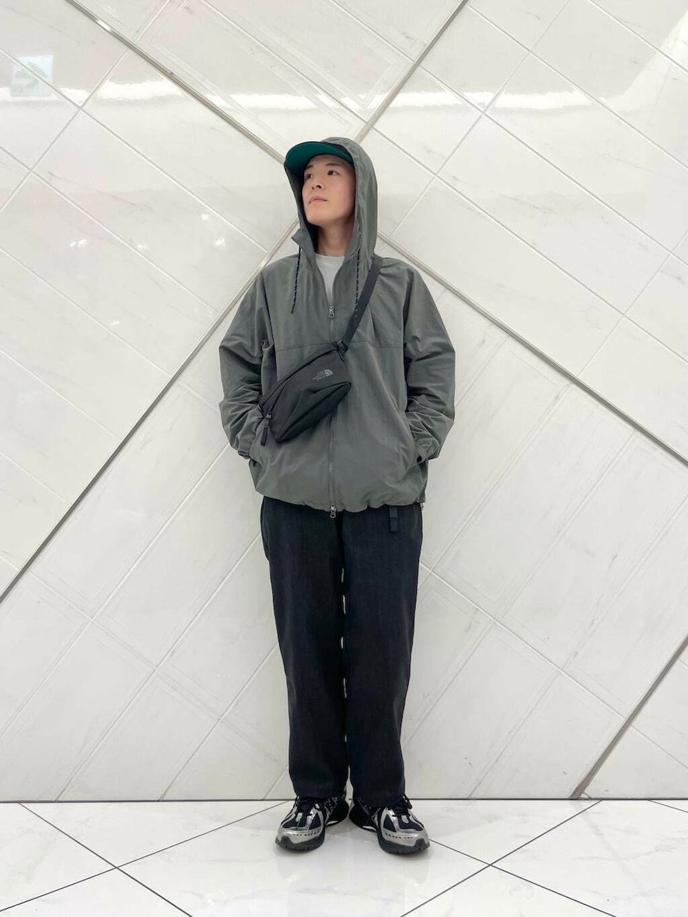 「デニムパンツ、Gramicci、LACOSTE、THENORTHFACE、doors、EKAL、newbalance、メンズファッション、ナイロンジャケット、機能性素材urtech、ここでしか手に入らない別注アイテム、シューズサイズ27cm～27.5cm、新作スニーカーコーデ」｜「EKALの8パネルベースボールキャップ（キャップ、ブラック系）」を使った、山﨑 亮太さん（メンズ・172cm）の春コーディネートの5枚目の写真