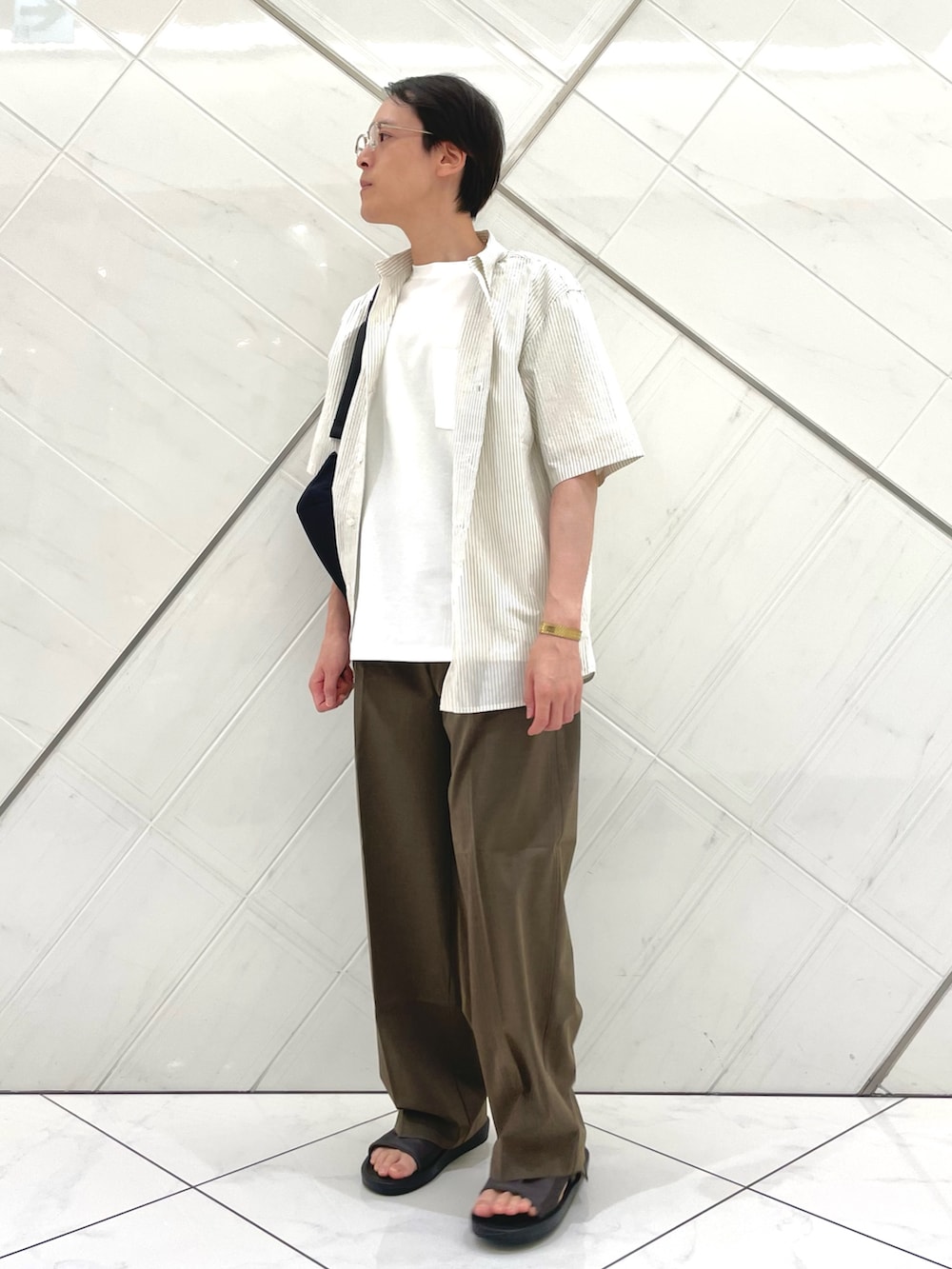 グレー系のサンダル、ホワイト系のTシャツ/カットソー、ブラウン系のその他パンツを着用したメンズの夏コーディネートの5枚目の写真