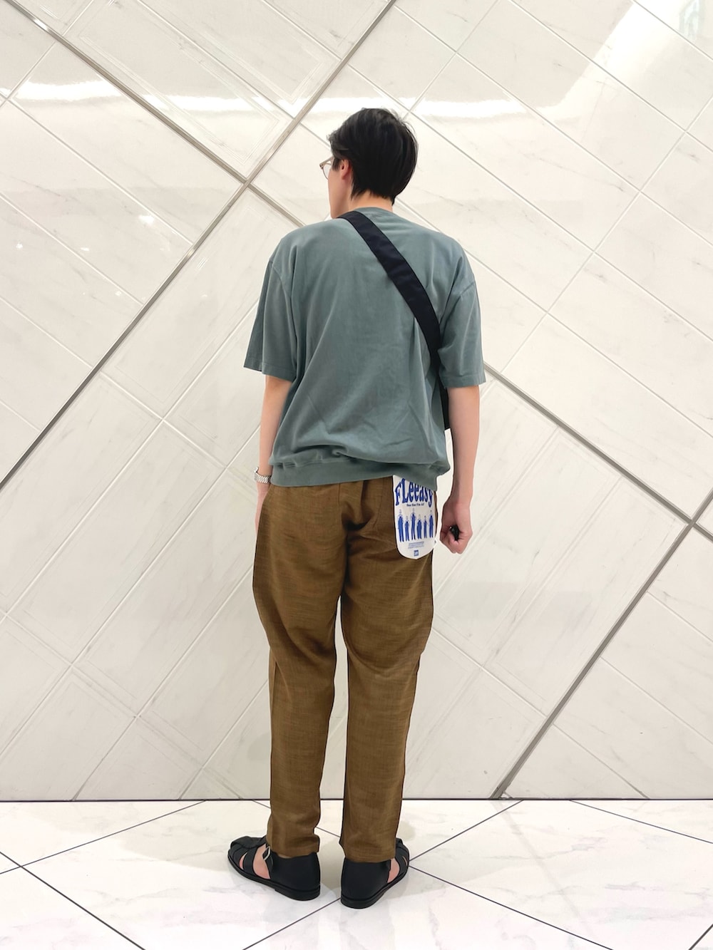 グリーン系のTシャツ/カットソー、ブラック系のショルダーバッグ、ブラウン系のその他パンツを着用したメンズの夏コーディネートの3枚目の写真