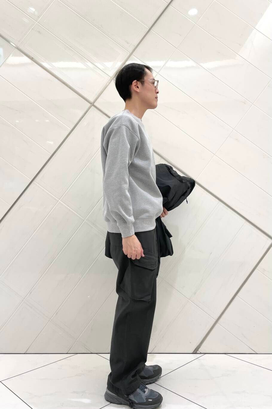 グレー系のその他パンツ、グレー系のスニーカー、グレー系のダウンジャケット/コートを着用したメンズの冬コーディネートの6枚目の写真