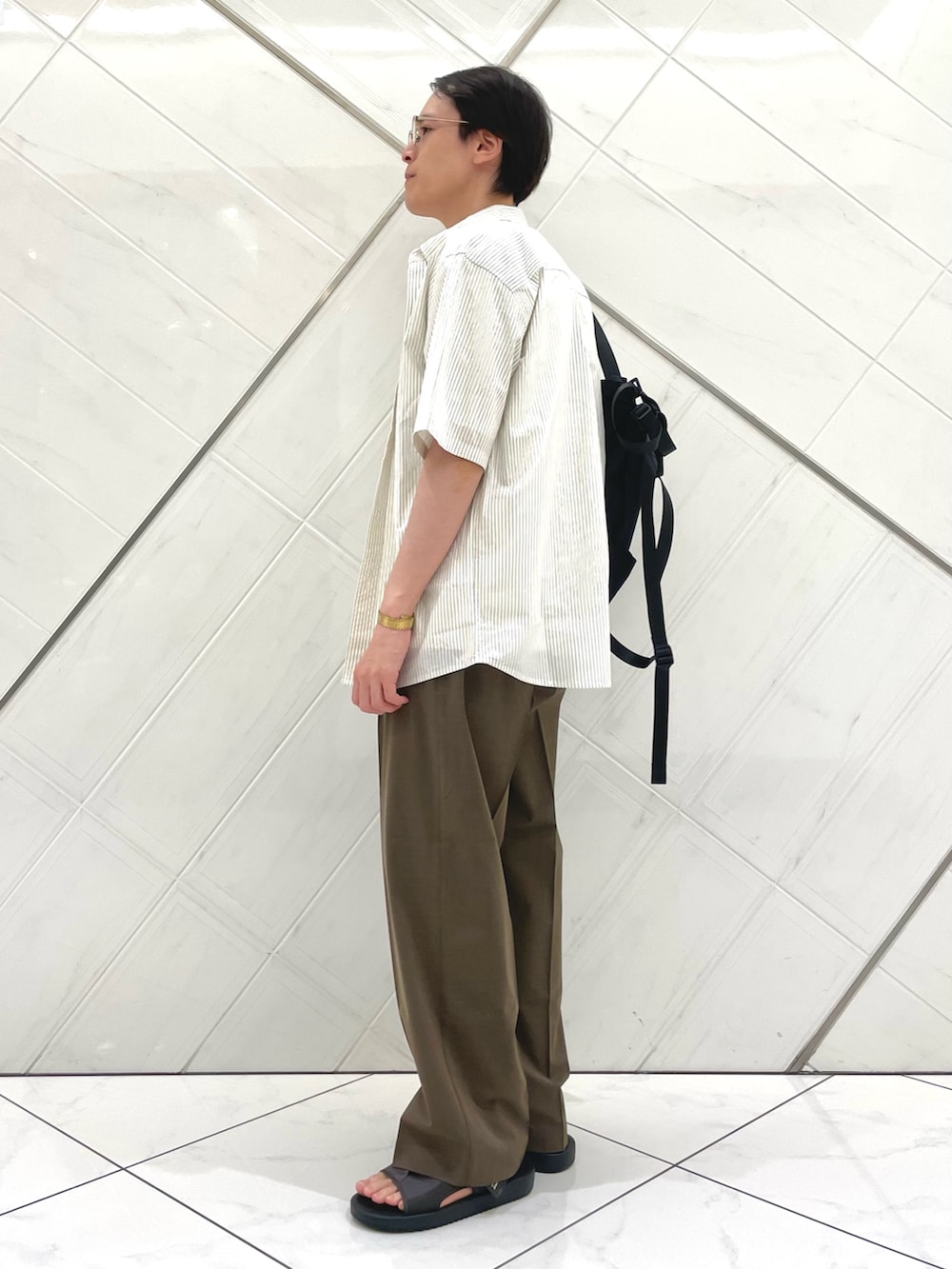 グレー系のサンダル、ホワイト系のTシャツ/カットソー、ブラウン系のその他パンツを着用したメンズの夏コーディネートの6枚目の写真