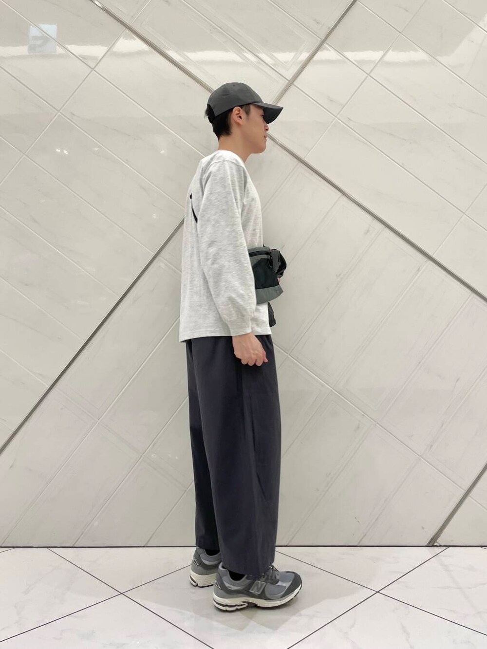 グレー系のその他パンツ、グレー系のTシャツ/カットソー、グレー系のシャツ/ブラウスを着用したメンズの春コーディネートの8枚目の写真