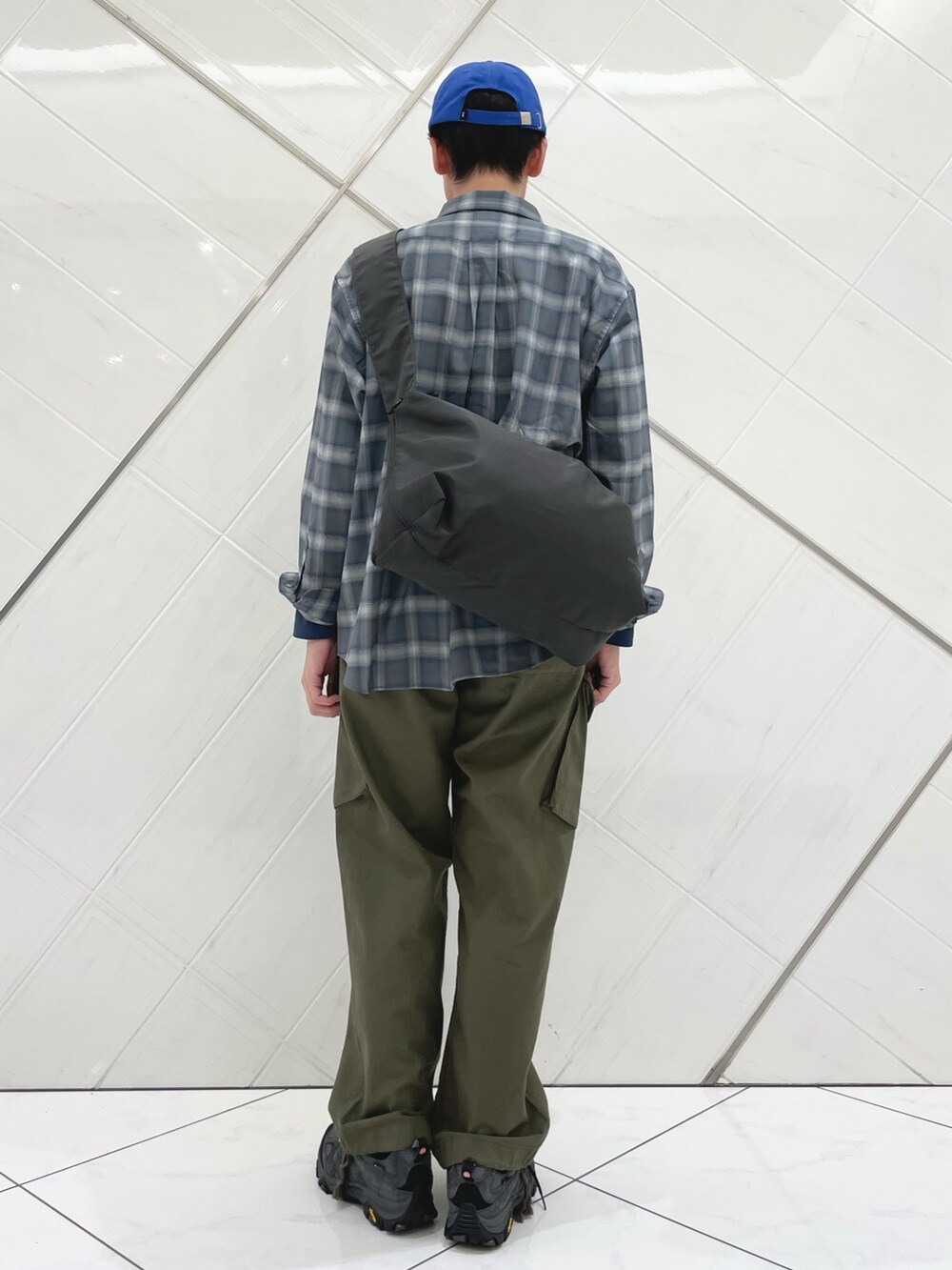 グレー系のシャツ/ブラウス、グレー系のショルダーバッグ、ブルー系のTシャツ/カットソーを着用したメンズの夏コーディネートの3枚目の写真