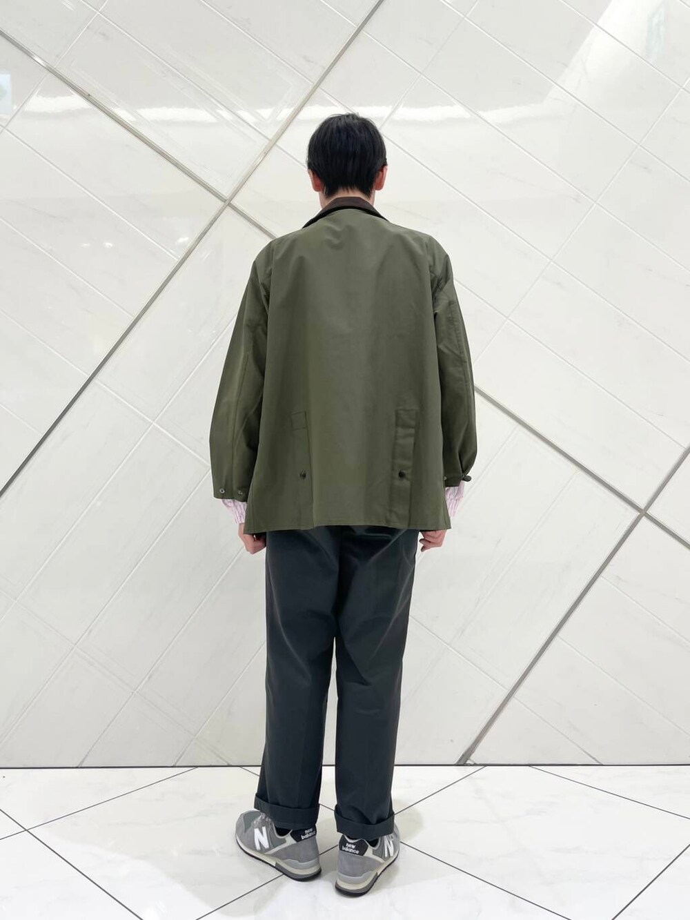 グレー系のその他パンツ、ピンク系のシャツ/ブラウス、グリーン系のその他アウターを着用したメンズの冬コーディネートの4枚目の写真