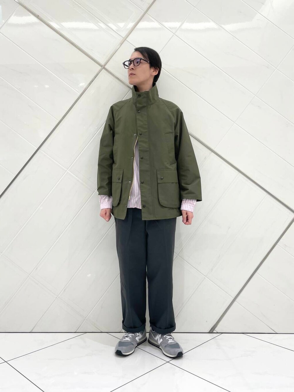 グレー系のその他パンツ、ピンク系のシャツ/ブラウス、グリーン系のその他アウターを着用したメンズの冬コーディネートの2枚目の写真