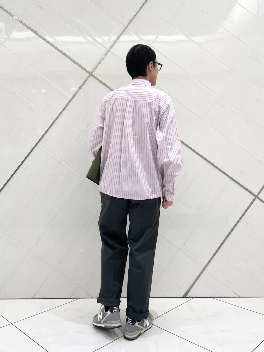 グレー系のその他パンツ、ピンク系のシャツ/ブラウス、グリーン系のその他アウターを着用したメンズの冬コーディネートの7枚目の写真