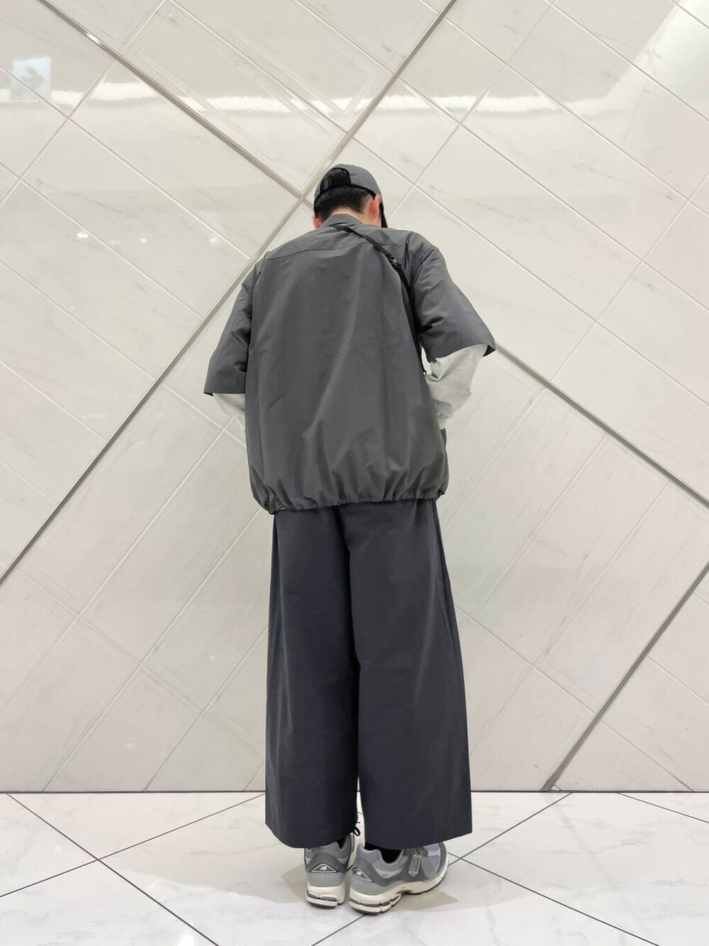 グレー系のその他パンツ、グレー系のTシャツ/カットソー、グレー系のシャツ/ブラウスを着用したメンズの春コーディネートの4枚目の写真