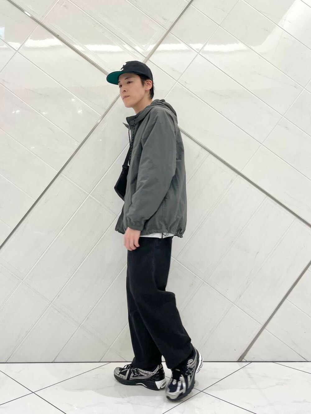 「デニムパンツ、Gramicci、LACOSTE、THENORTHFACE、doors、EKAL、newbalance、メンズファッション、ナイロンジャケット、機能性素材urtech、ここでしか手に入らない別注アイテム、シューズサイズ27cm～27.5cm、新作スニーカーコーデ」｜「EKALの8パネルベースボールキャップ（キャップ、ブラック系）」を使った、山﨑 亮太さん（メンズ・172cm）の春コーディネートの2枚目の写真