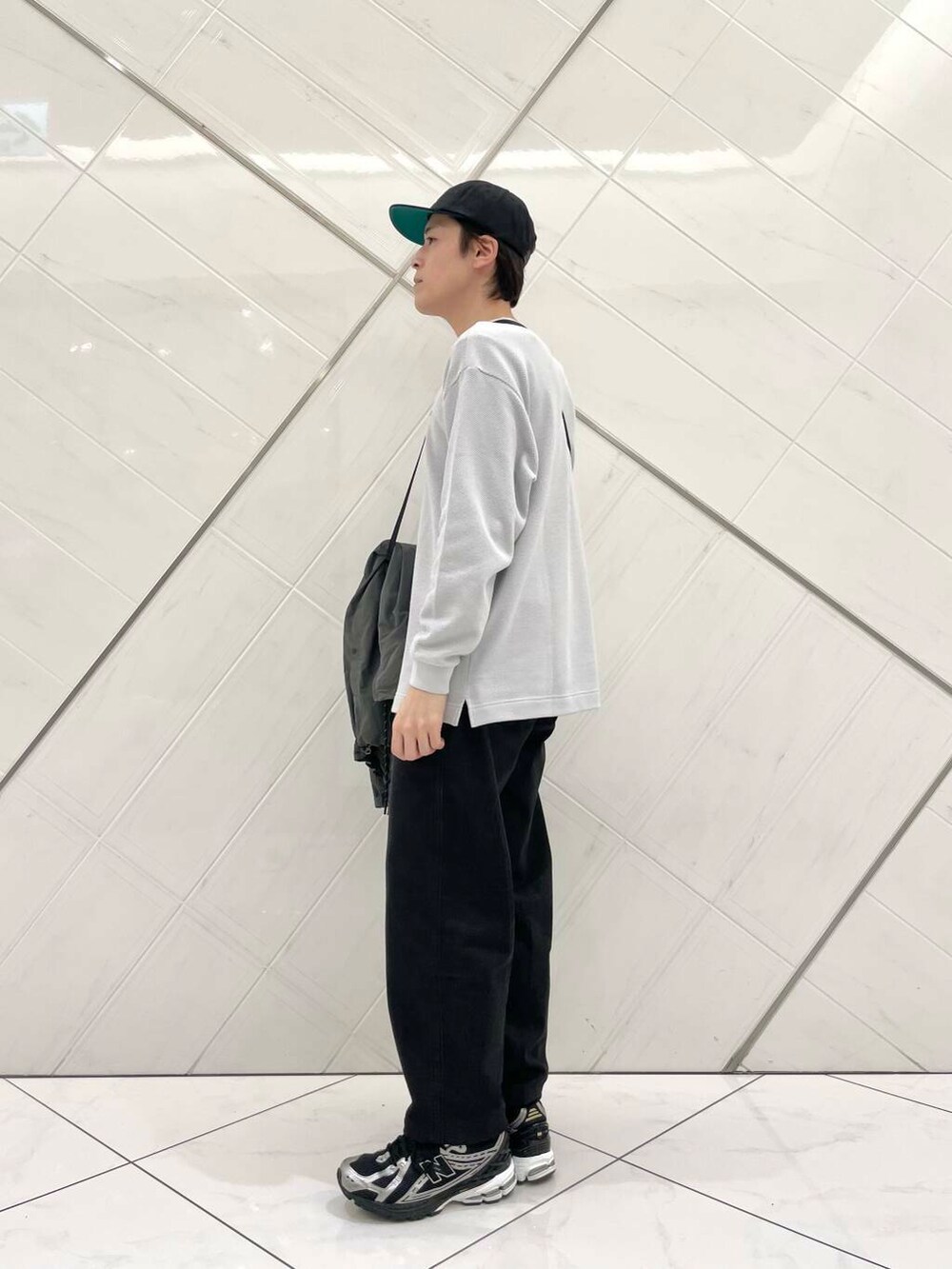 「デニムパンツ、Gramicci、LACOSTE、THENORTHFACE、doors、EKAL、newbalance、メンズファッション、ナイロンジャケット、機能性素材urtech、ここでしか手に入らない別注アイテム、シューズサイズ27cm～27.5cm、新作スニーカーコーデ」｜「EKALの8パネルベースボールキャップ（キャップ、ブラック系）」を使った、山﨑 亮太さん（メンズ・172cm）の春コーディネートの8枚目の写真