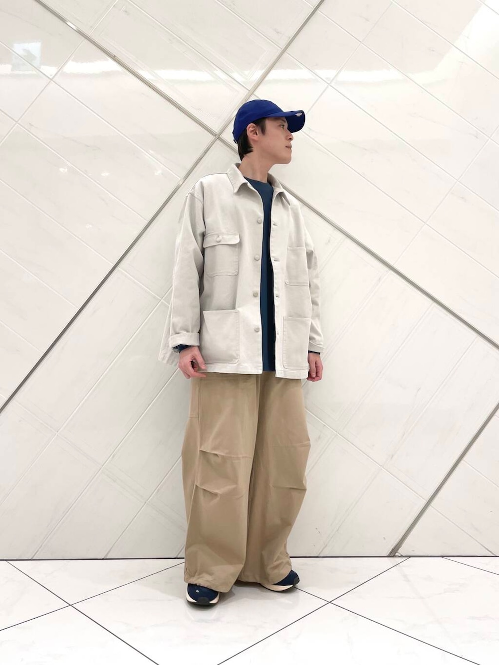 「スニーカー、カバーオール、senseofplace、春アウター、LACOSTE、doors、moonSTAR、810s、ここでしか手に入らない別注アイテム、シューズサイズ27cm～27.5cm、新作スニーカーコーデ」｜「MoonStarの『別注』MOONSTAR×DOORS　STUDEN（スニーカー、ブルー系）」を使った、山﨑 亮太さん（メンズ・172cm）の冬コーディネートの6枚目の写真
