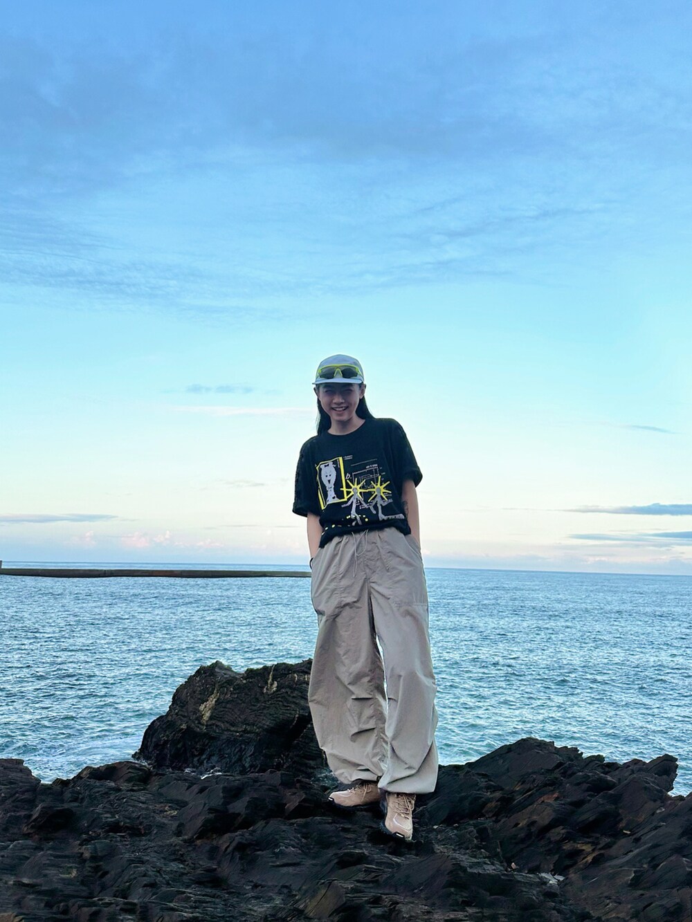 ブラック系のトップス、ベージュ系のパンツ、ブラウン系のシューズを着用したレディースの冬コーディネートの3枚目の写真